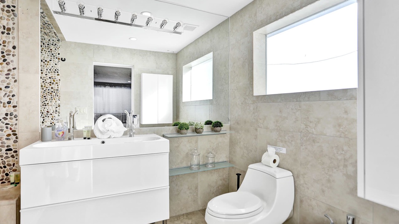 Photo of Bathroom in Hollywood Lakes