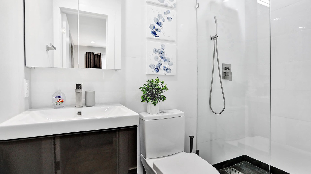 Photo of Bathroom in Hollywood Lakes