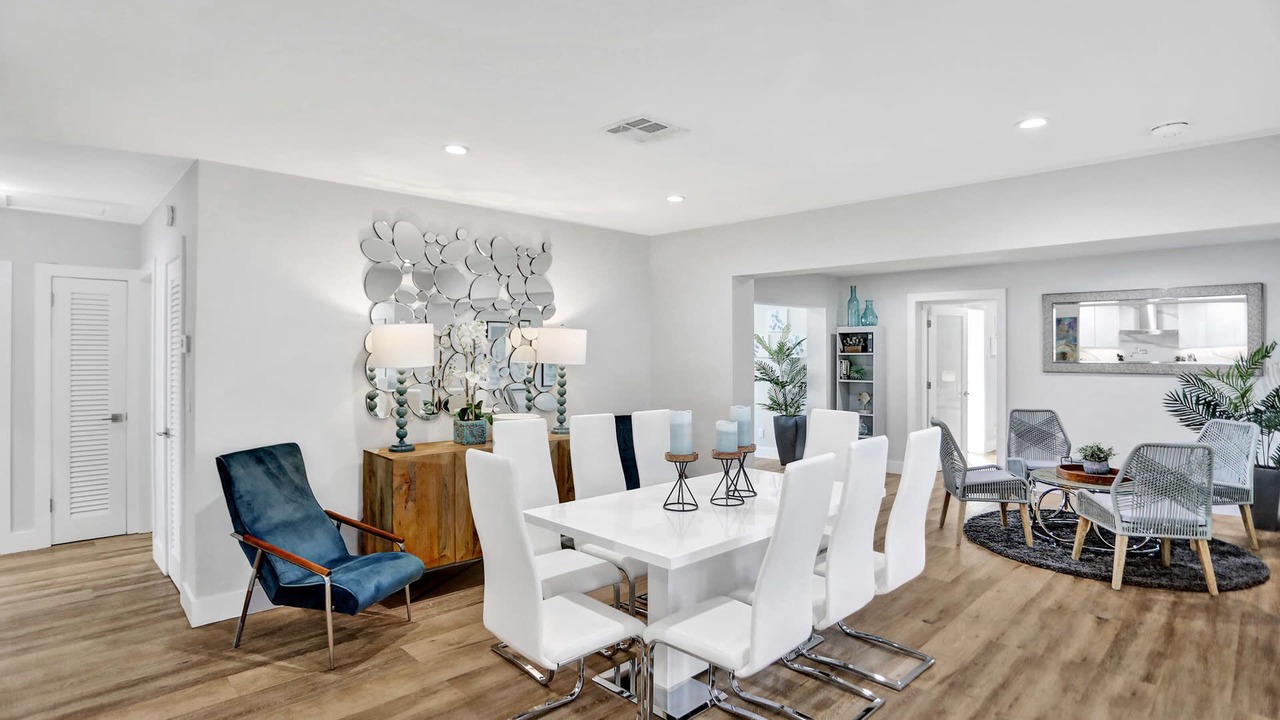 Photo of Others in Hollywood Lakes