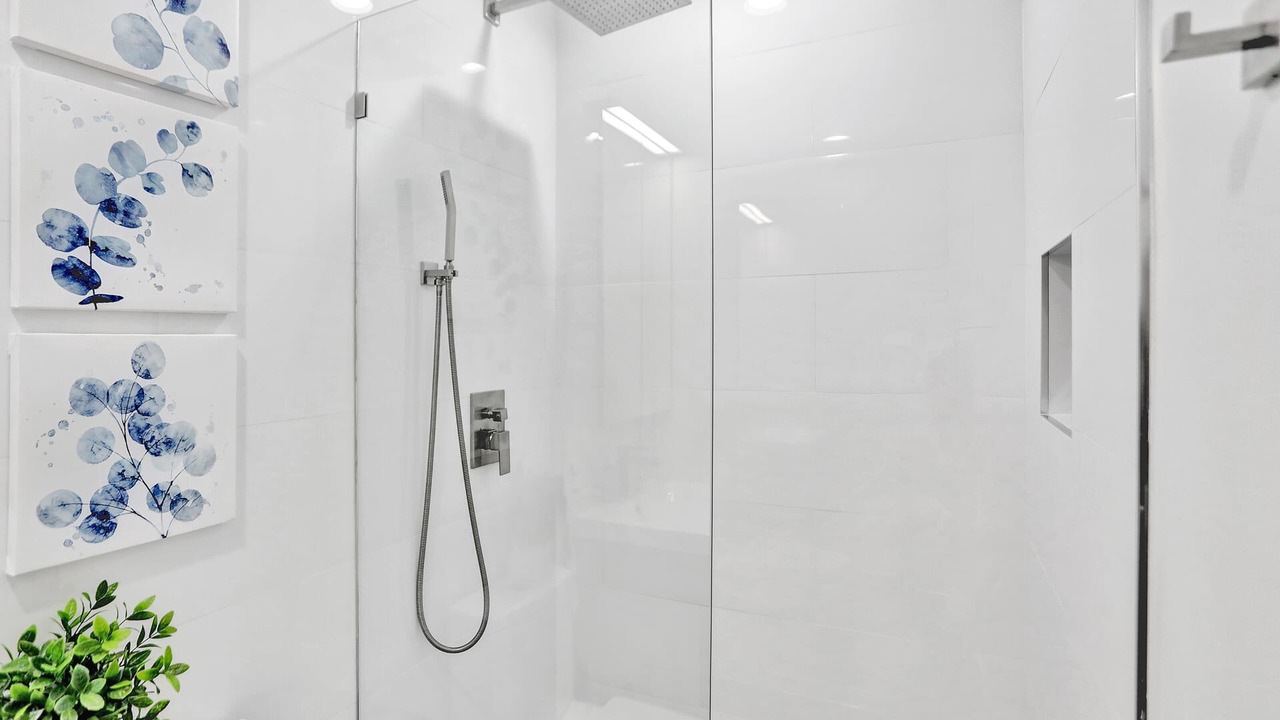 Photo of Bathroom in Hollywood Lakes