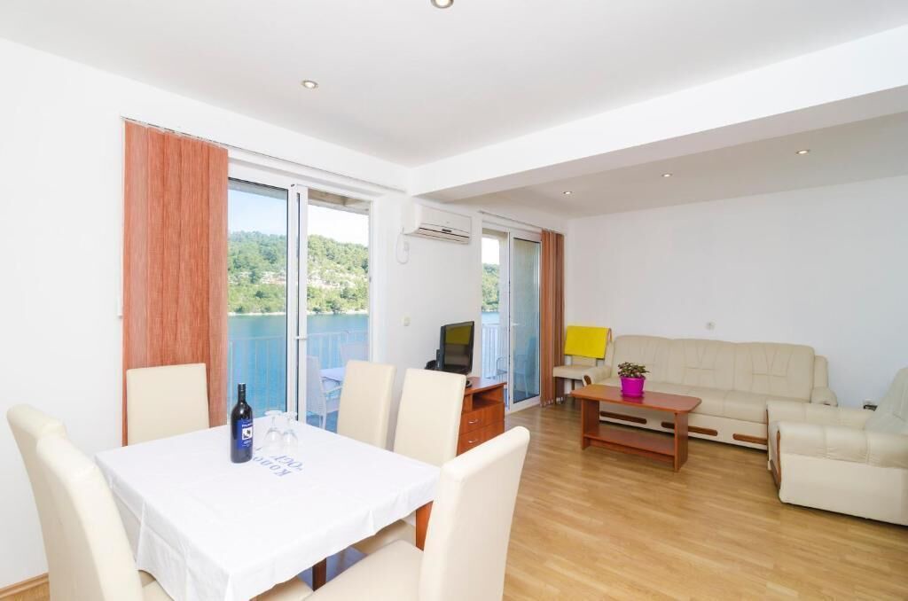 Photo of Livingroom in Polace