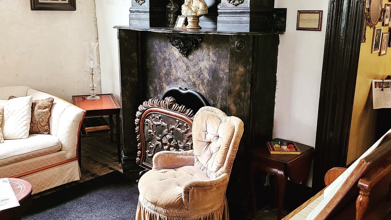 Photo of Livingroom in Downtown Niagara Falls