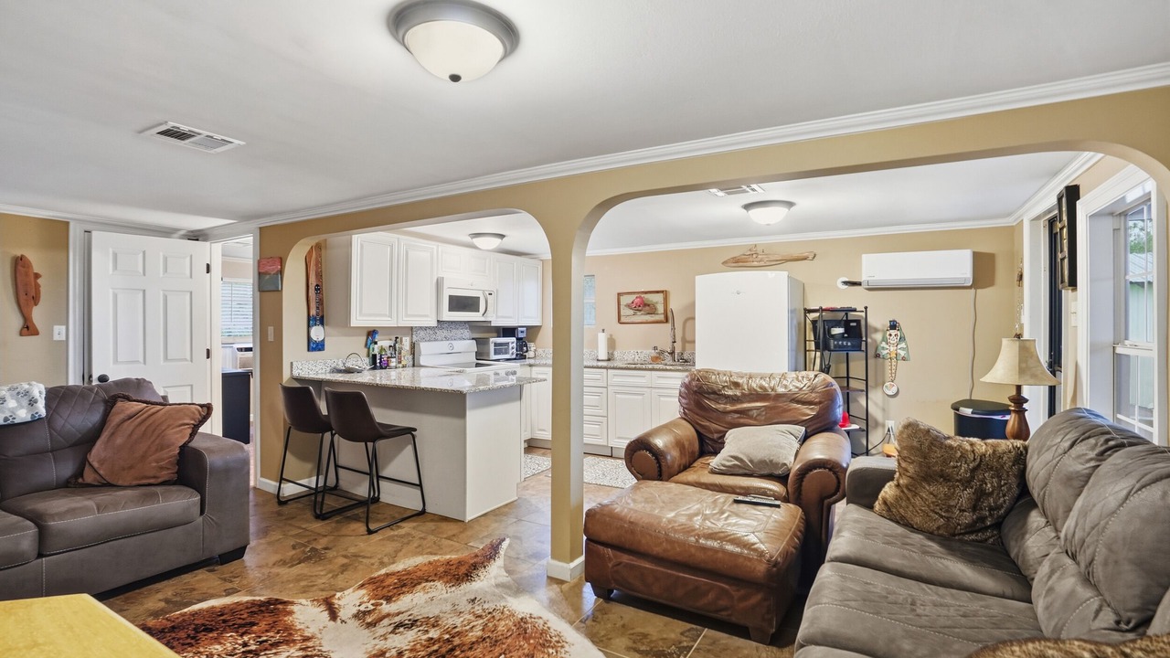 Photo of Livingroom in Cypremort Point