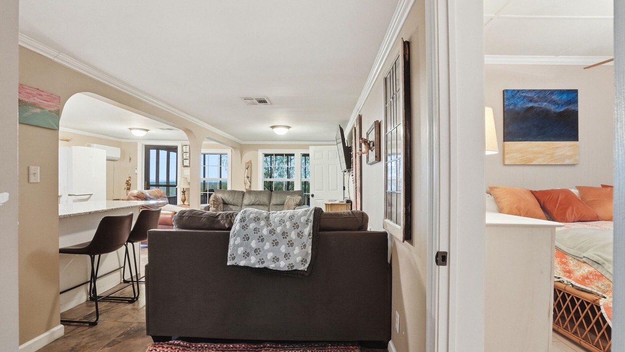 Photo of Livingroom in Cypremort Point