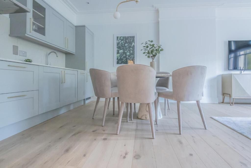 Photo of Others in Queen's Gate