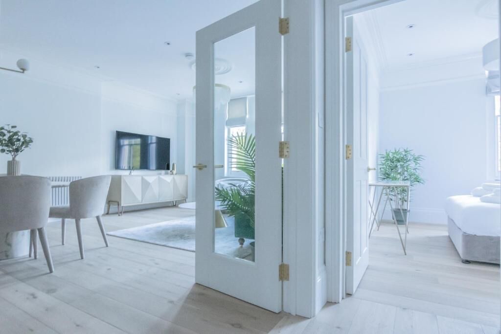 Photo of Others in Queen's Gate