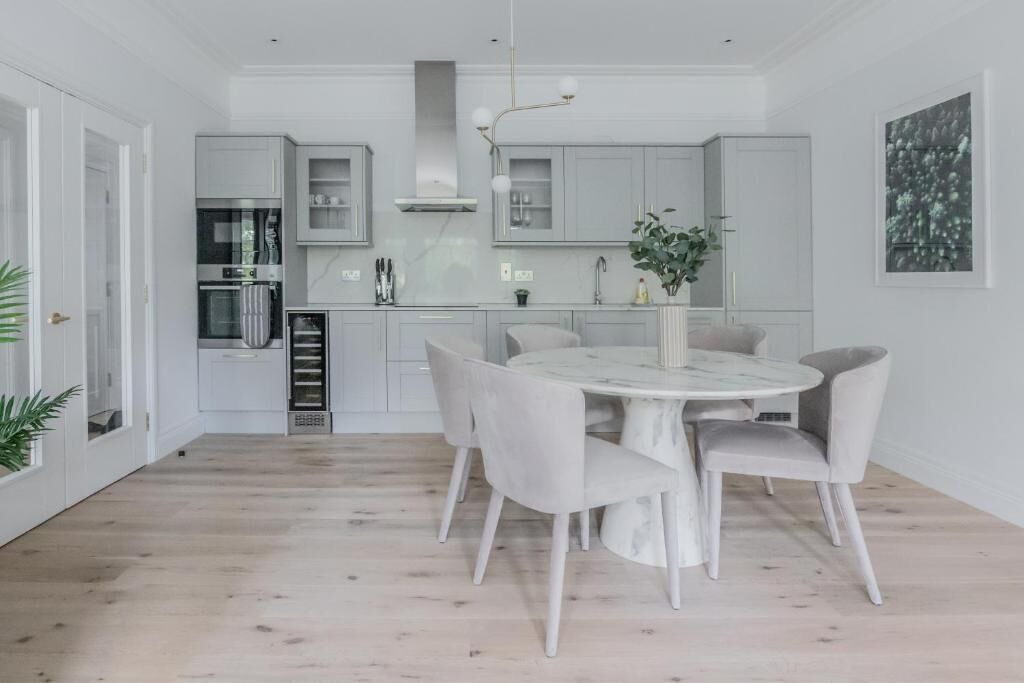 Photo of Others in Queen's Gate