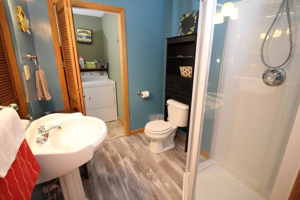 Photo of Bathroom in Flat Hollow Marina