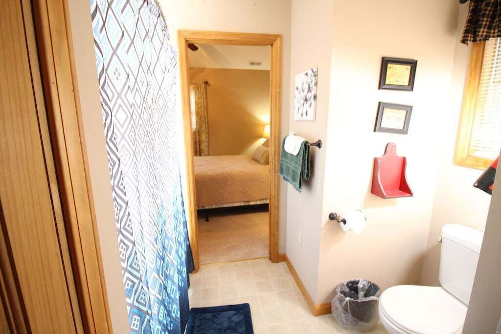 Photo of Bathroom in Flat Hollow Marina
