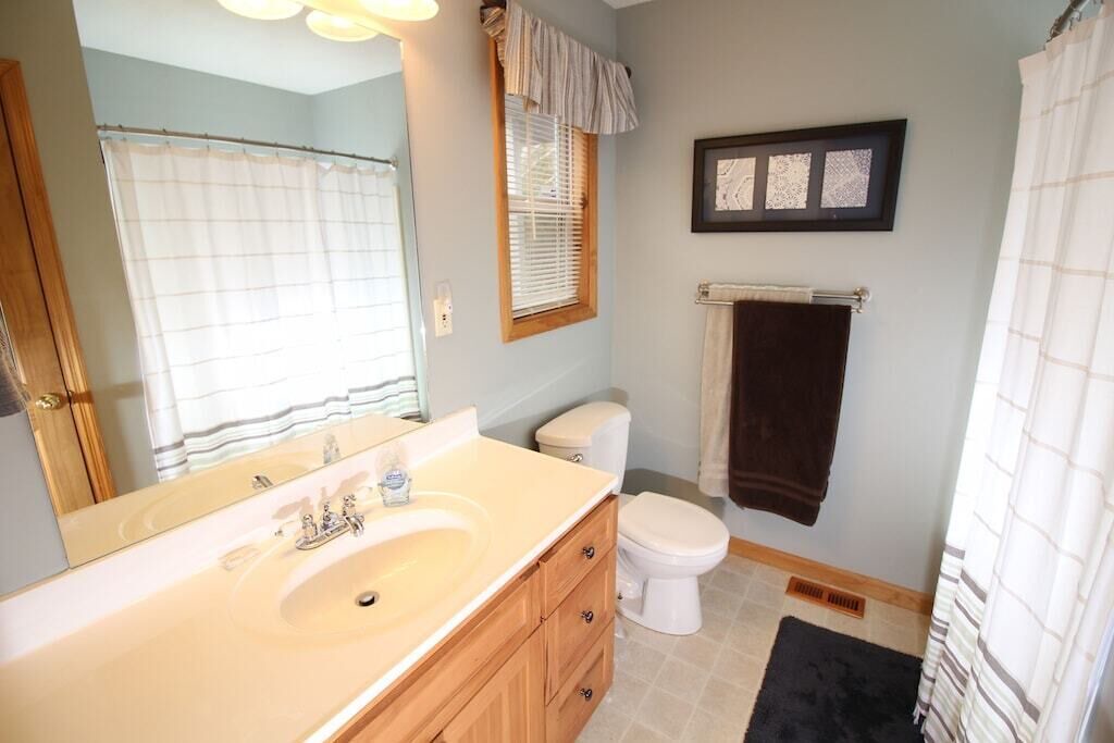 Photo of Bathroom in Flat Hollow Marina