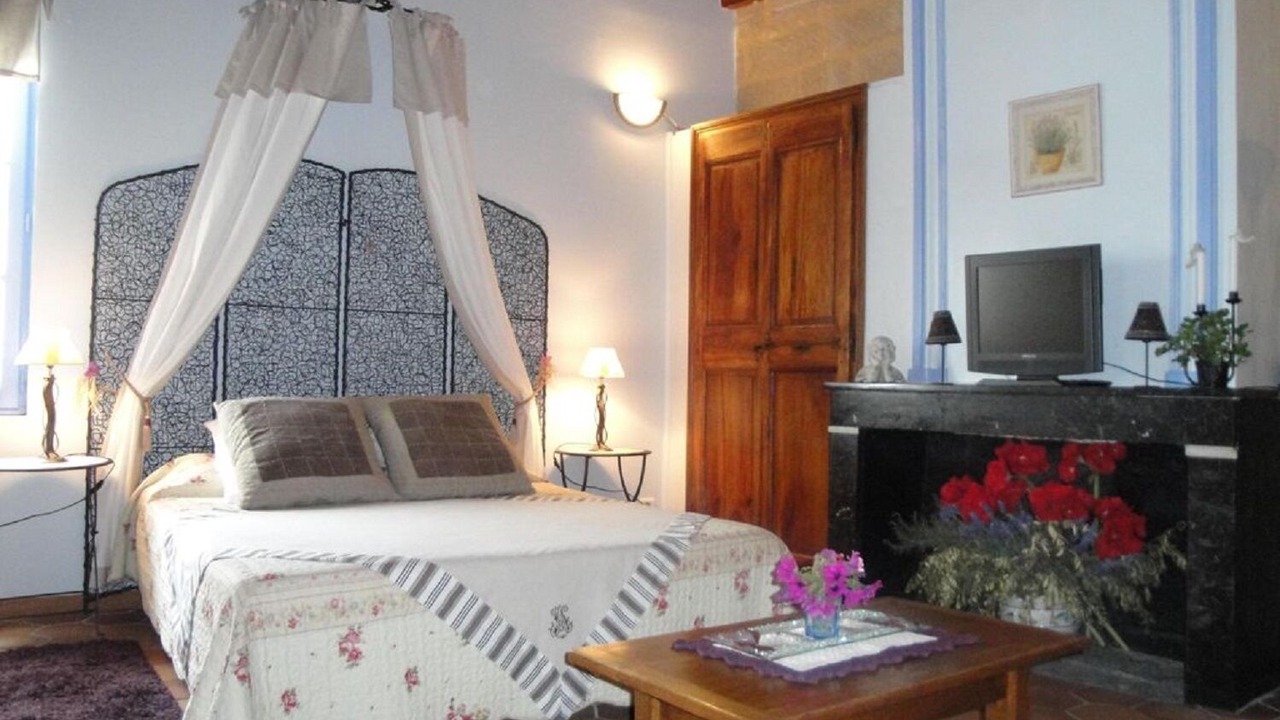 Photo of Bedroom in Montaren-et-Saint-Mediers