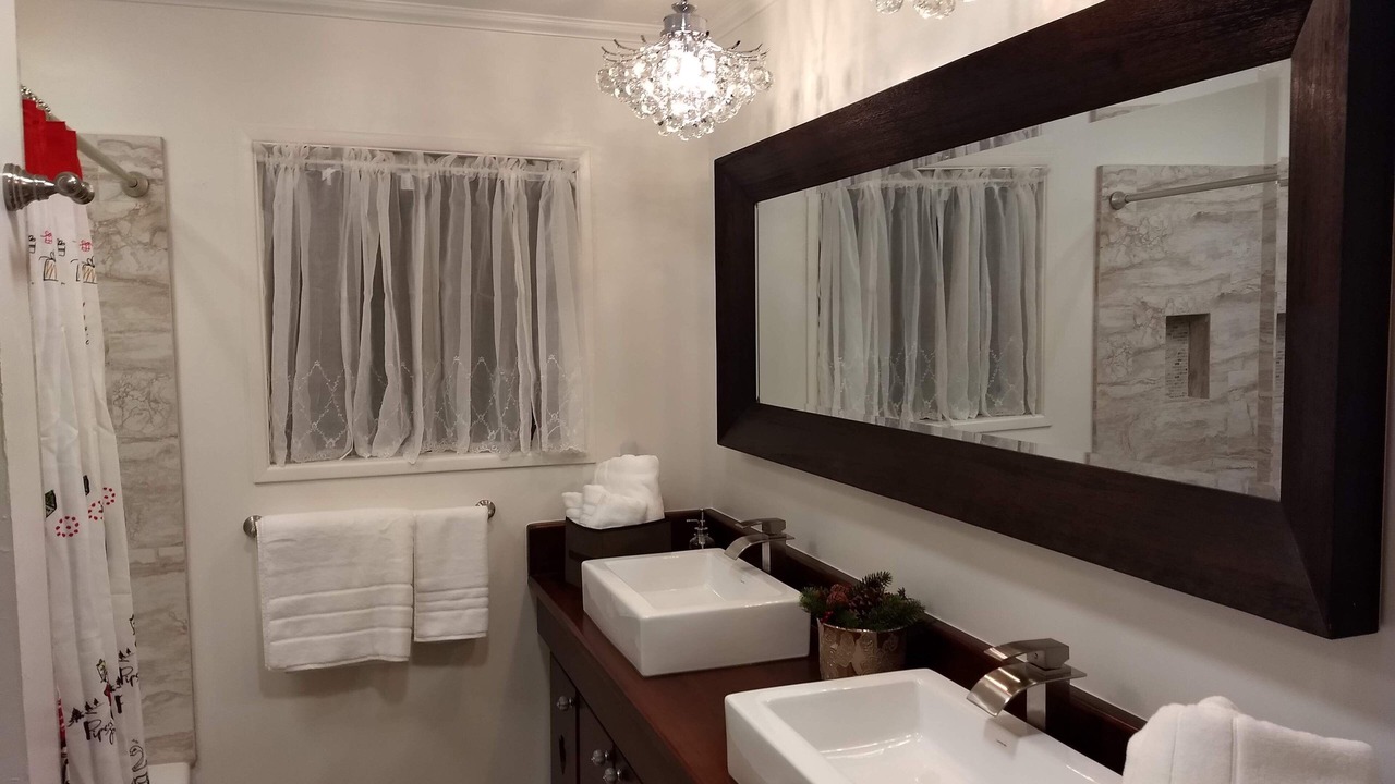 Photo of Bathroom in Twin Peaks