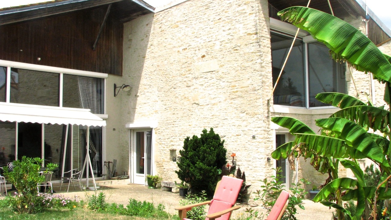 Photo of Patio Balcony in Saint-Hilaire-la-Palud