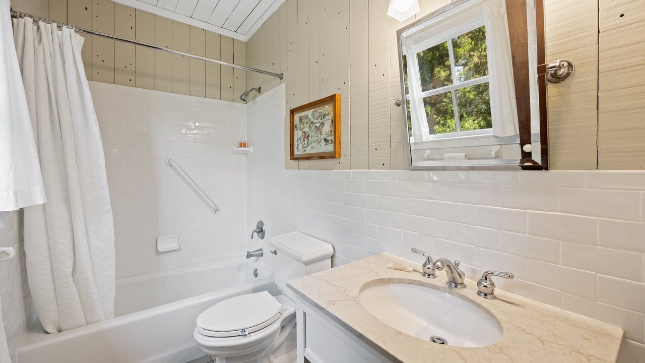 Photo of Bathroom in Debordieu Colony