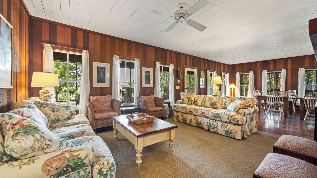 Photo of Livingroom in Debordieu Colony