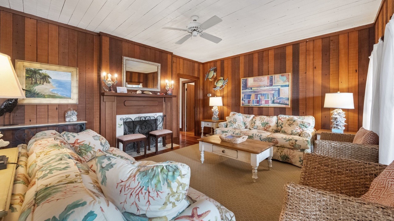 Photo of Livingroom in Debordieu Colony