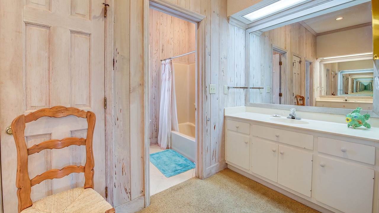 Photo of Bathroom in Debordieu Colony