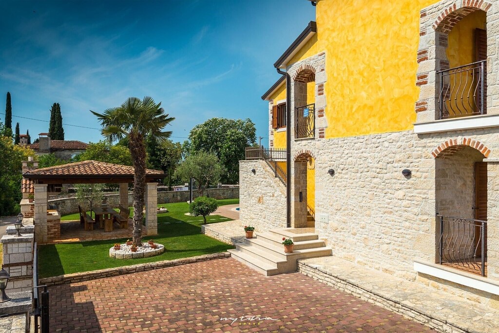 Photo of Buildings in Buici