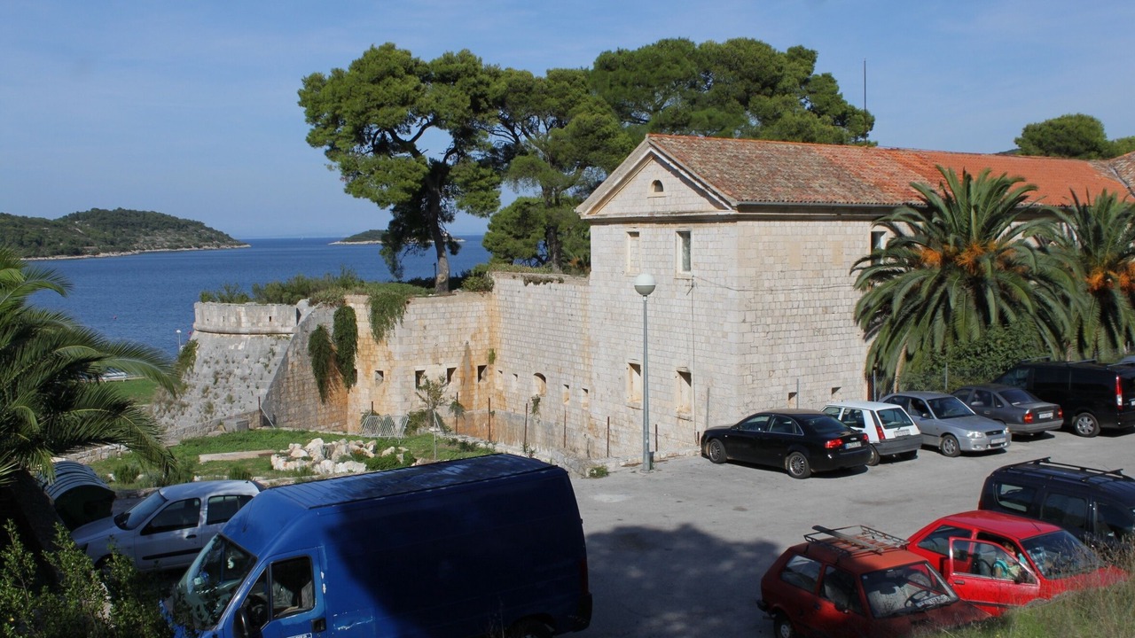 Photo of Others in Vis