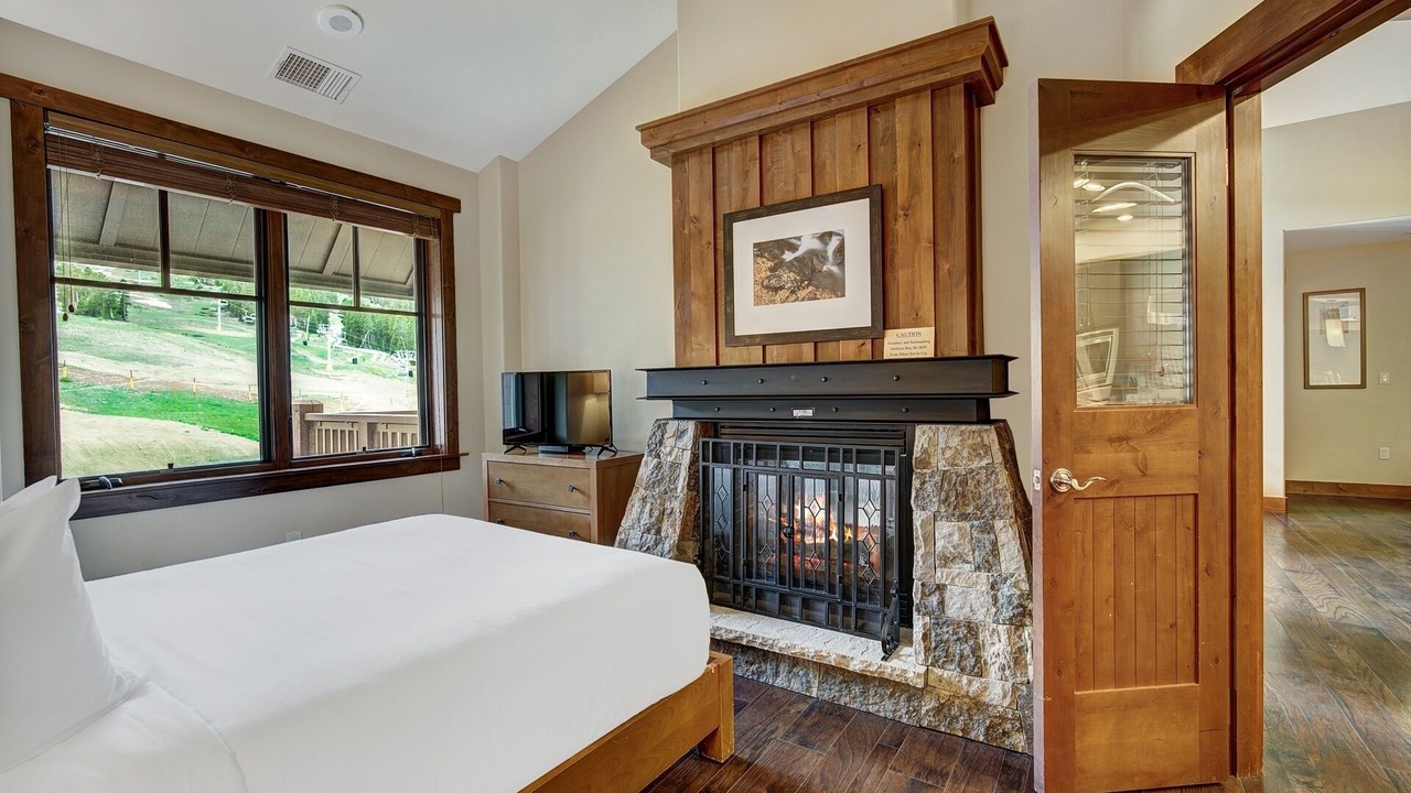 Photo of Livingroom in Peak 8