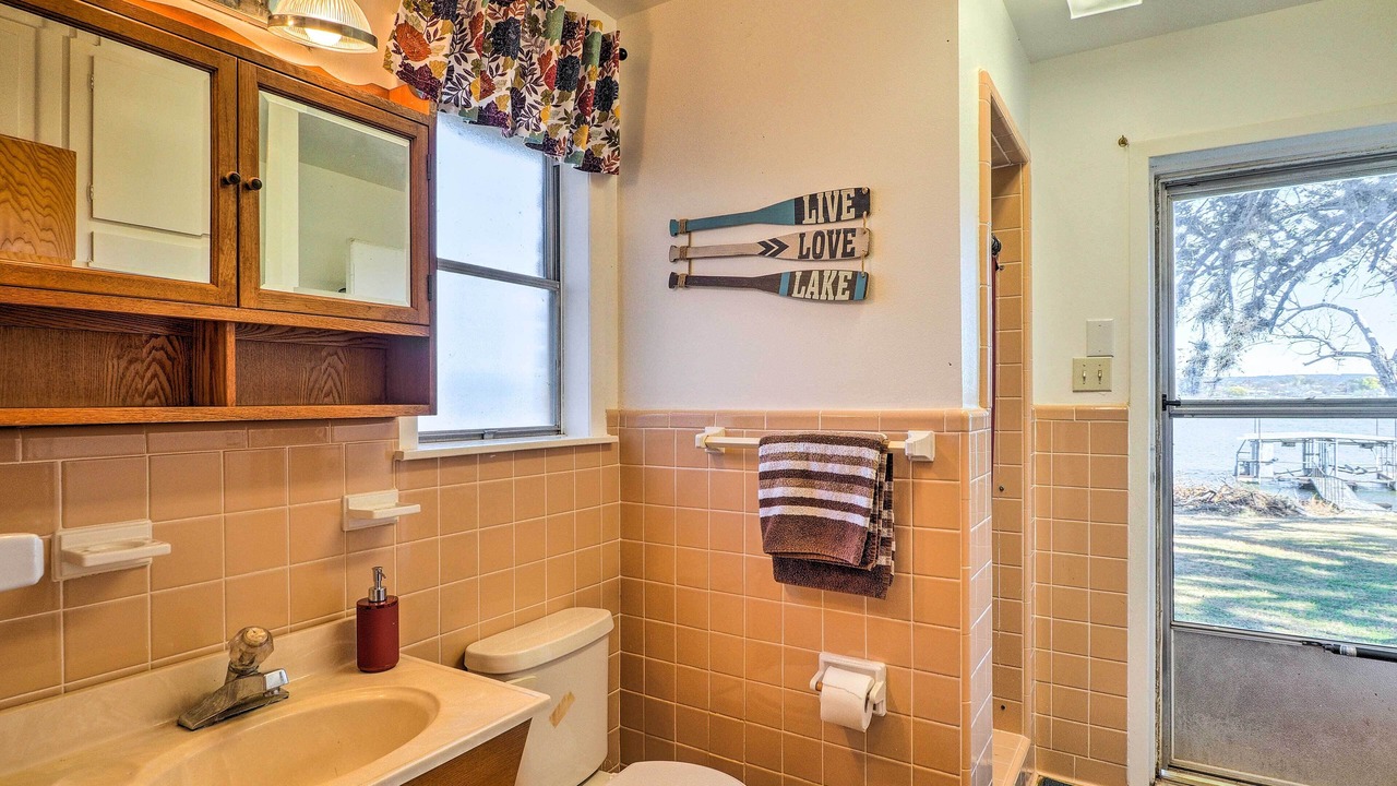 Photo of Bathroom in Tow