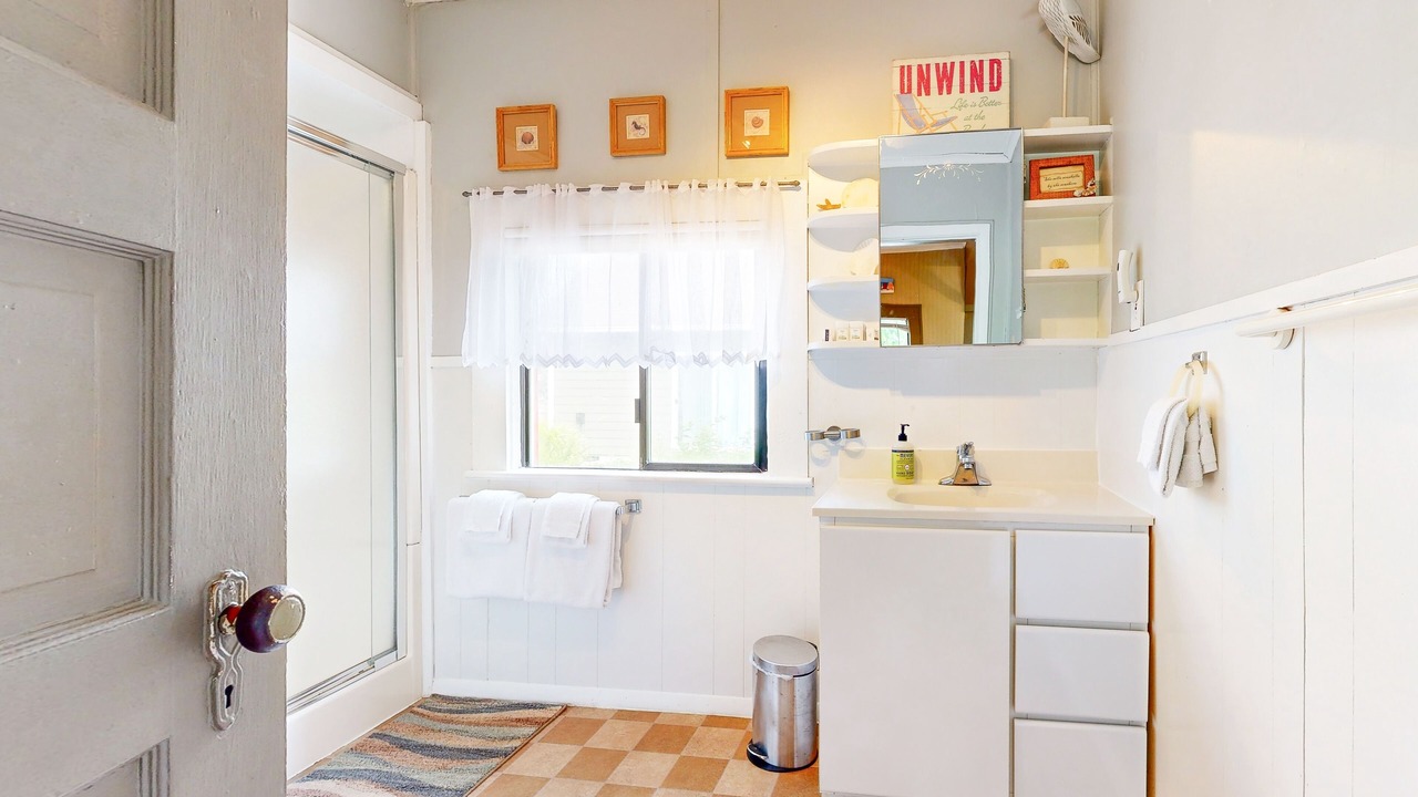 Photo of Bathroom in Gleneden Beach