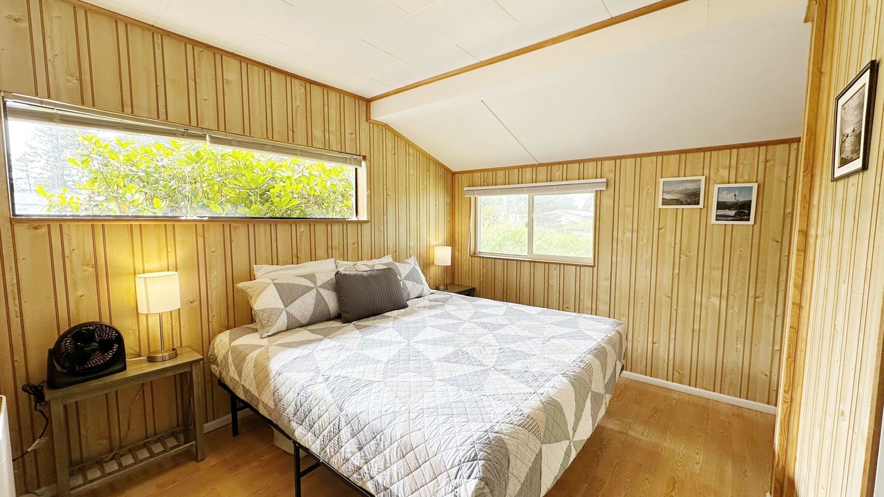 Photo of Bedroom in Gleneden Beach