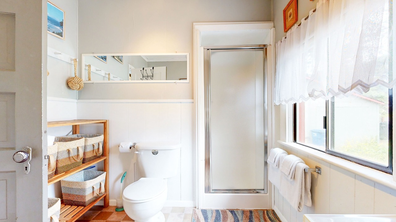 Photo of Bathroom in Gleneden Beach