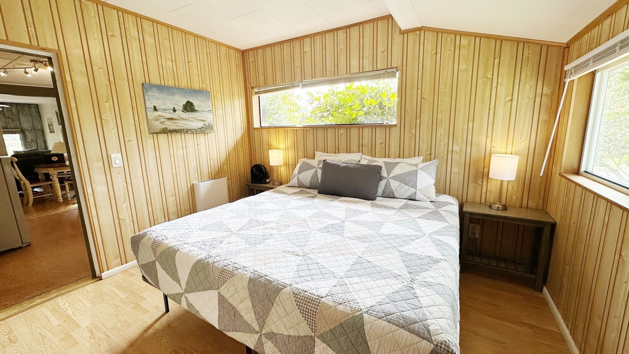 Photo of Bedroom in Gleneden Beach