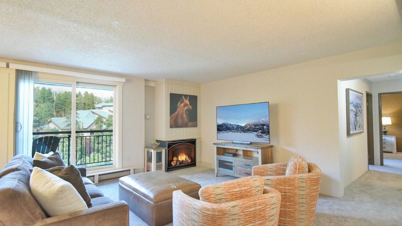 Photo of Livingroom in Peak 9