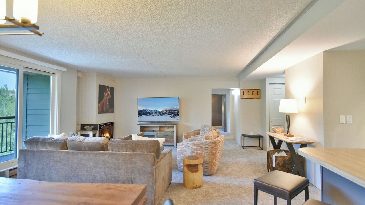 Photo of Livingroom in Peak 9