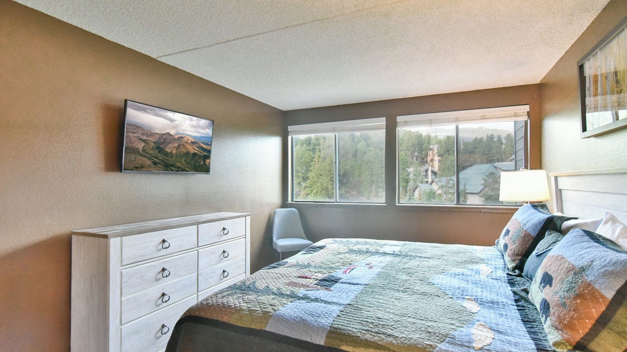 Photo of Bedroom in Peak 9