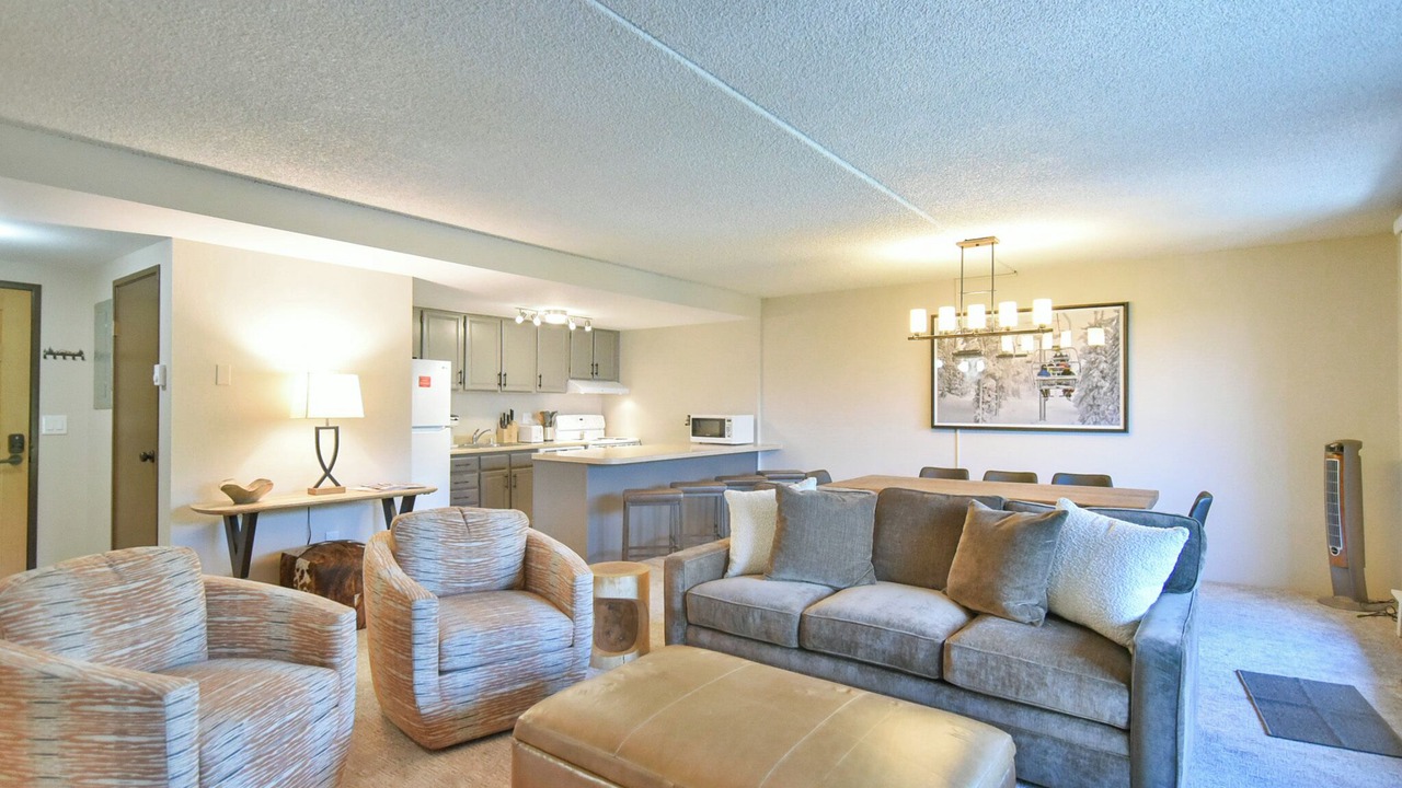 Photo of Livingroom in Peak 9