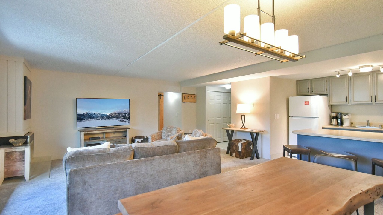 Photo of Livingroom in Peak 9