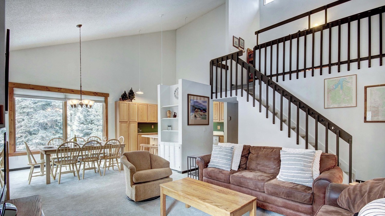 Photo of Livingroom in Peak 9