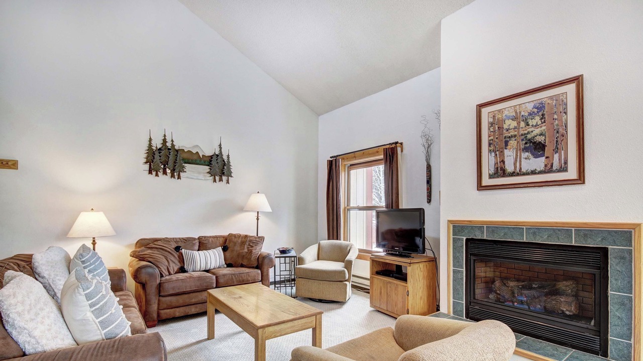 Photo of Livingroom in Peak 9