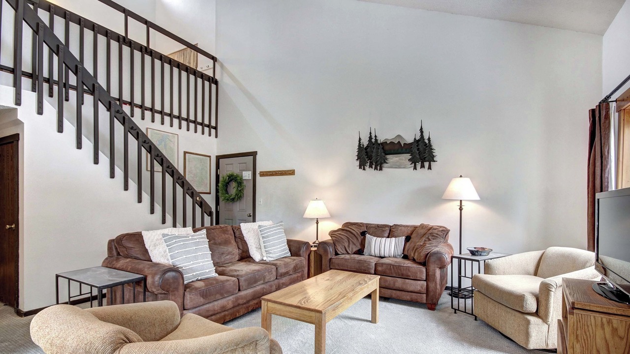 Photo of Livingroom in Peak 9