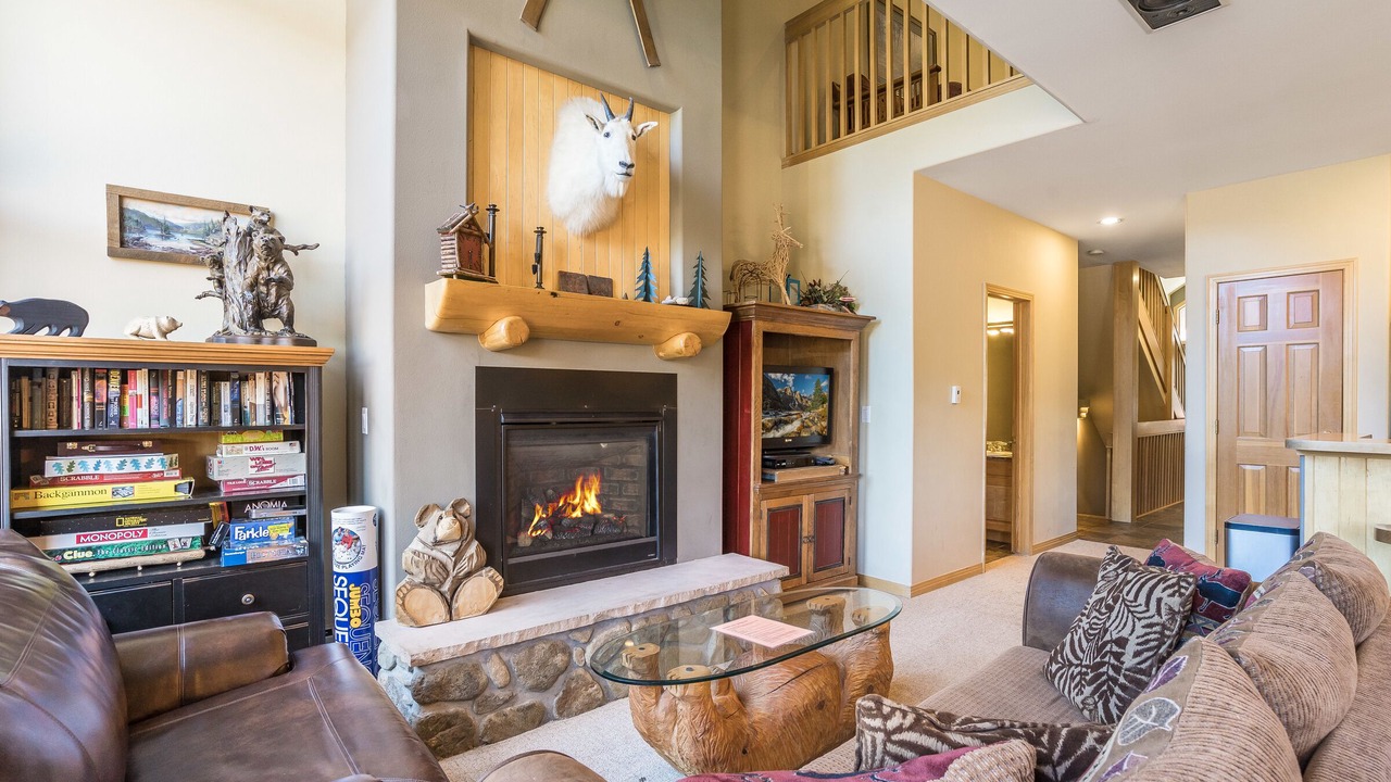 Photo of Livingroom in Peak 8