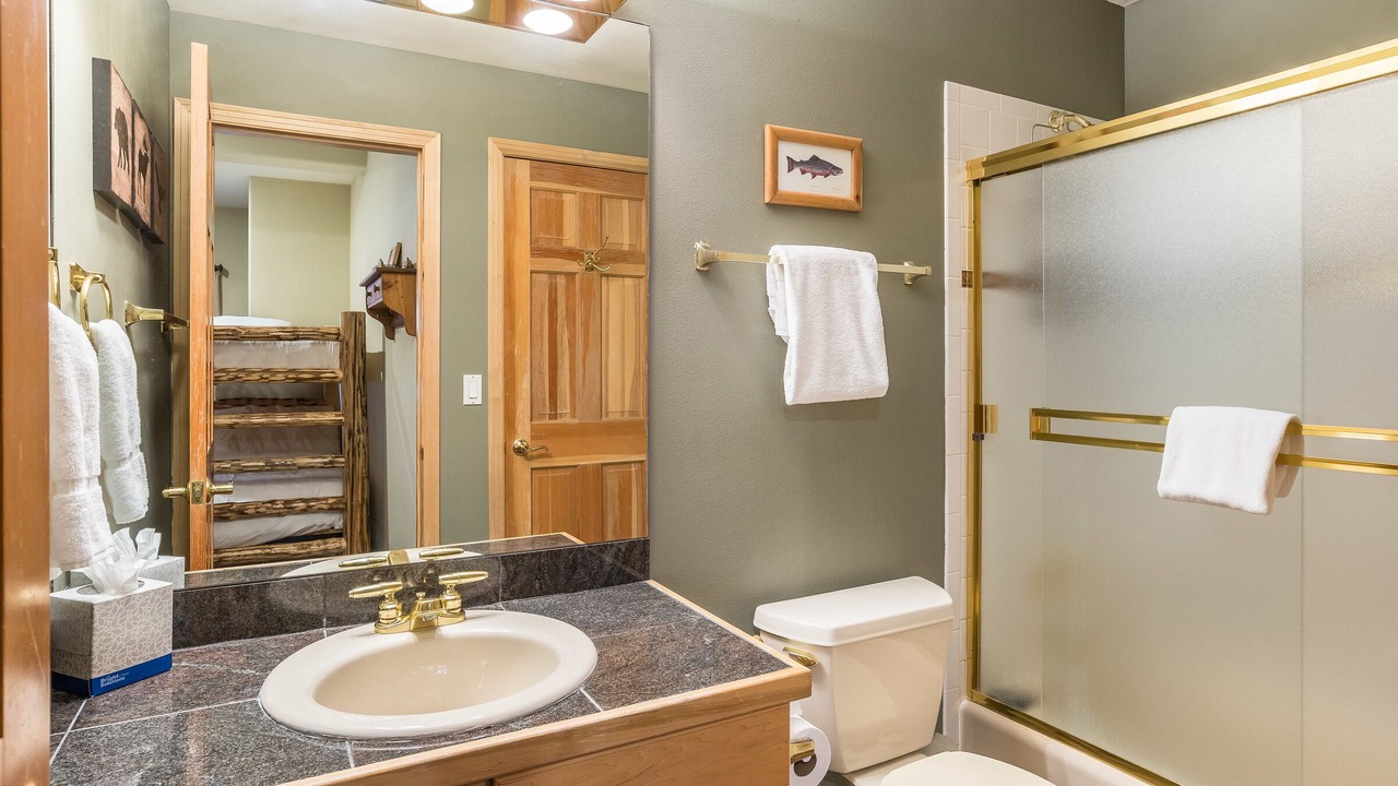 Photo of Bathroom in Peak 8