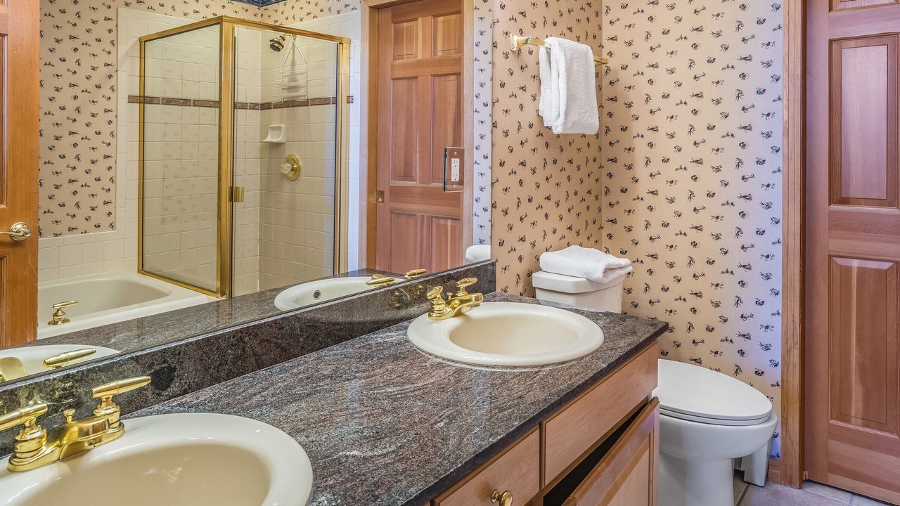 Photo of Bathroom in Peak 8