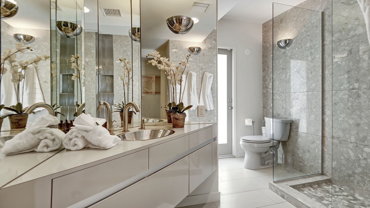 Photo of Bathroom in The Movie Colony