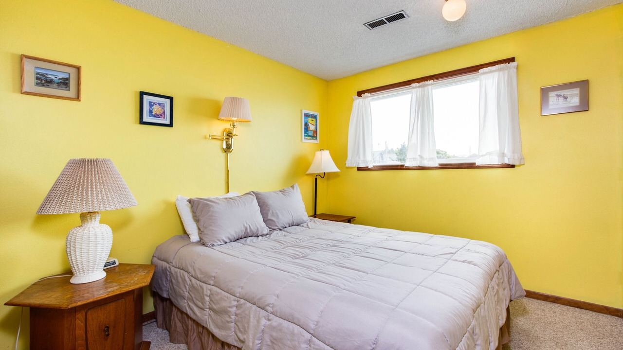 Photo of Bedroom in Gleneden Beach