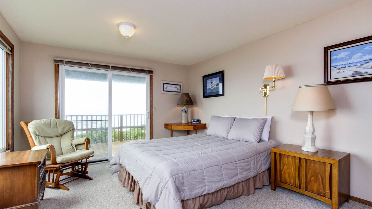 Photo of Bedroom in Gleneden Beach