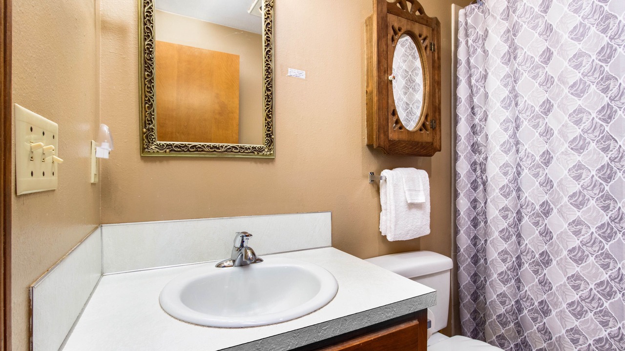 Photo of Bathroom in Gleneden Beach