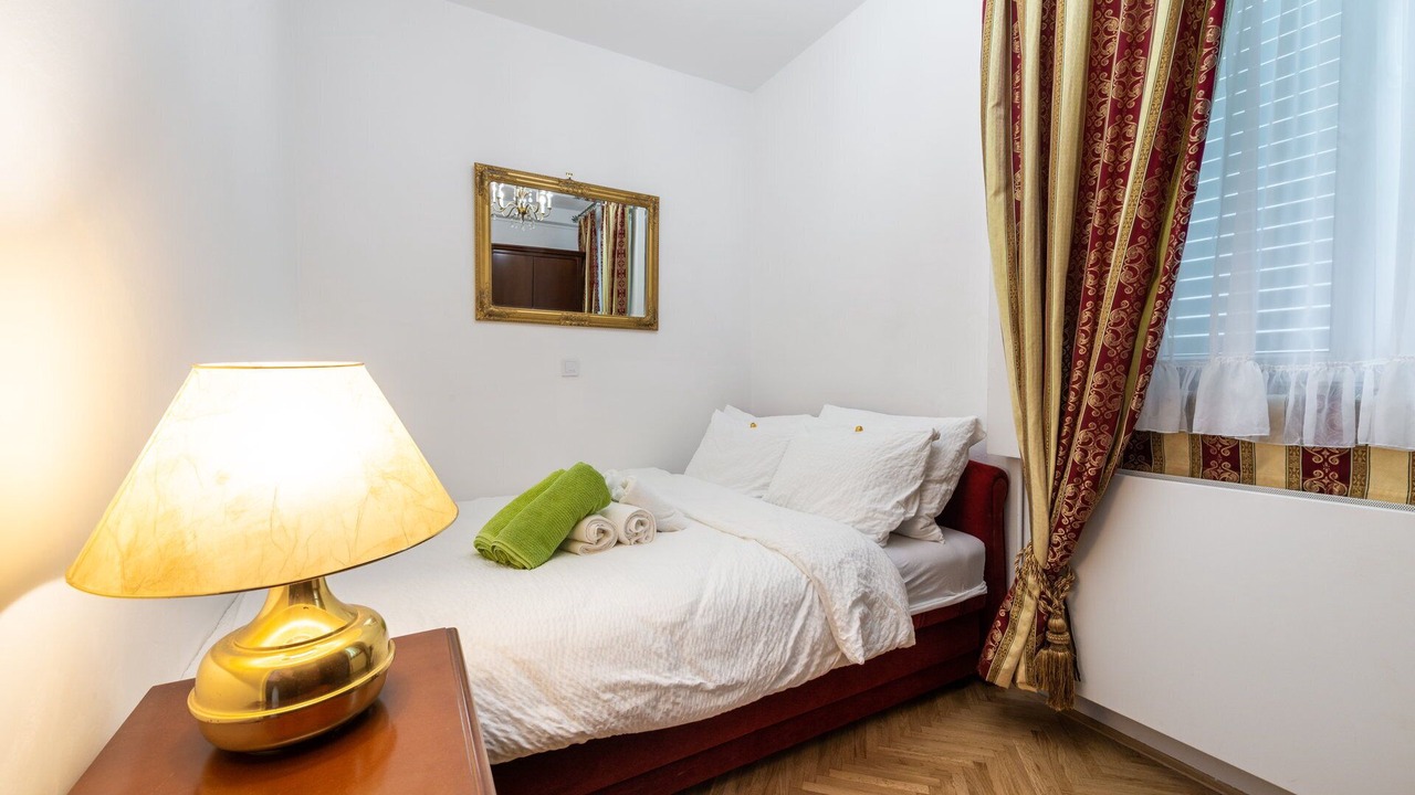 Photo of Bedroom in Pile