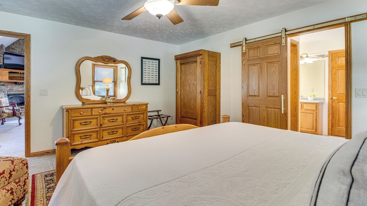 Photo of Bedroom in Lone Rock