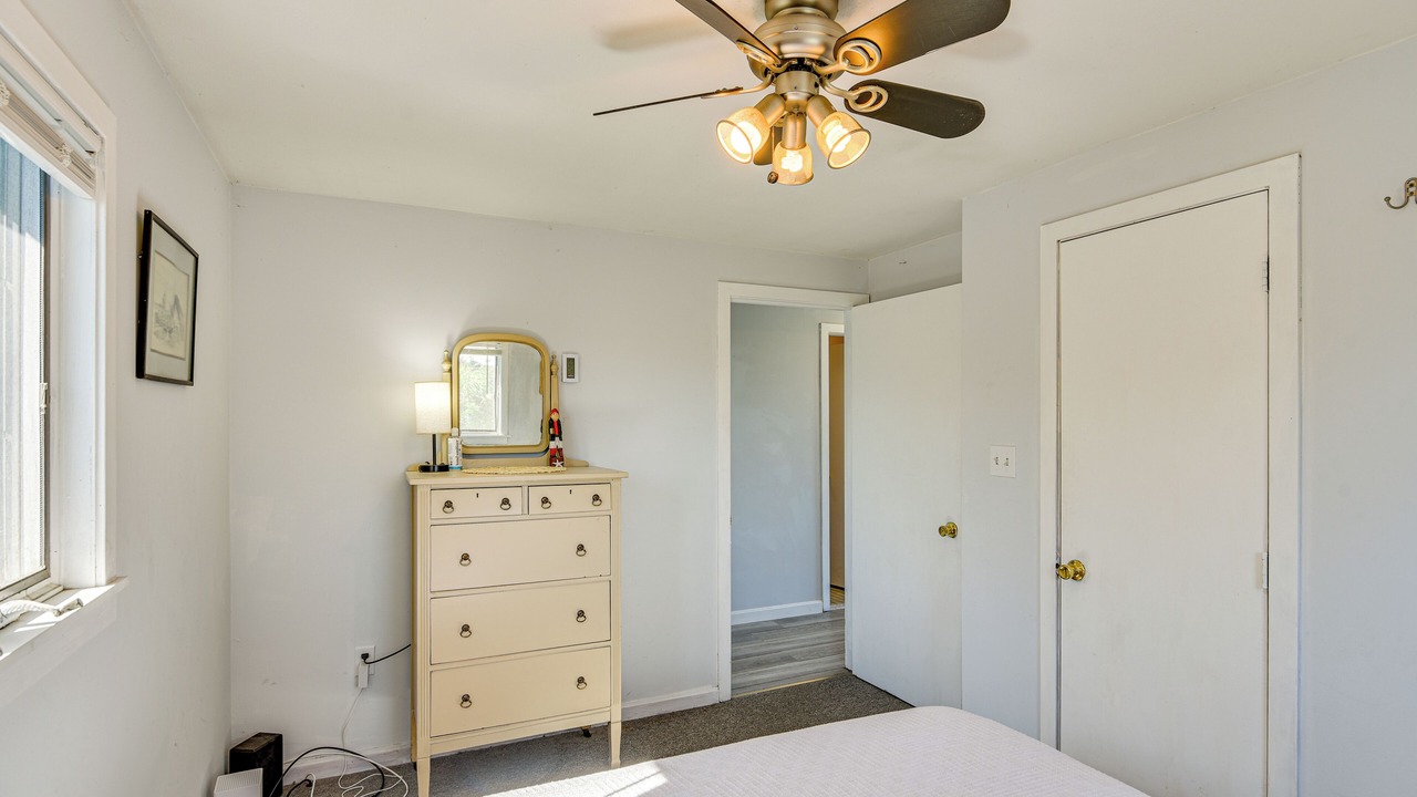 Photo of Bedroom in Quonochontaug