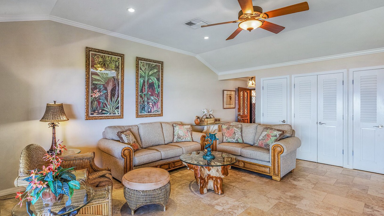 Photo of Livingroom in Downtown Lahaina