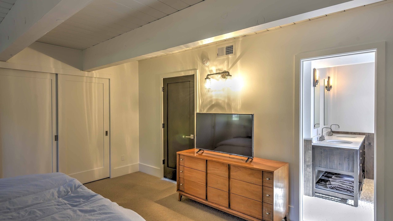 Photo of Bedroom in Lake Forest