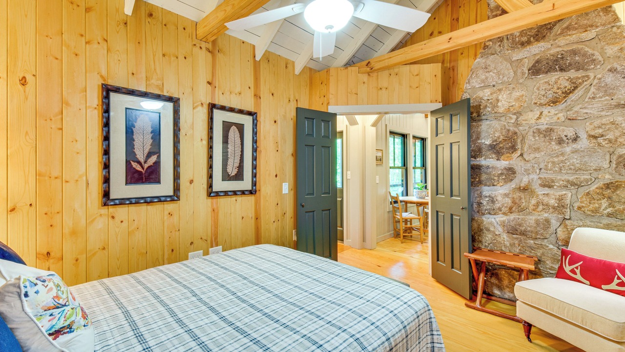 Photo of Bedroom in Mirror Lake